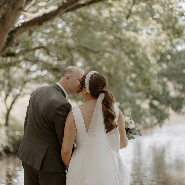 One of our favourite wedding photo spots by the lake